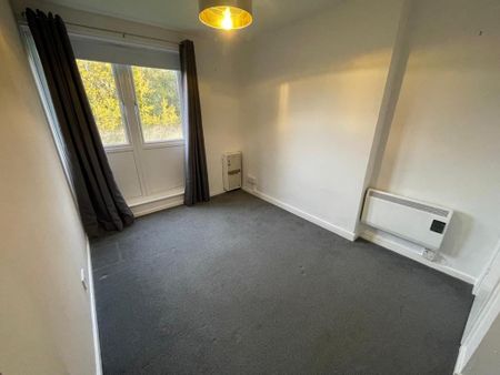 3 bedroom flat to rent - Photo 4