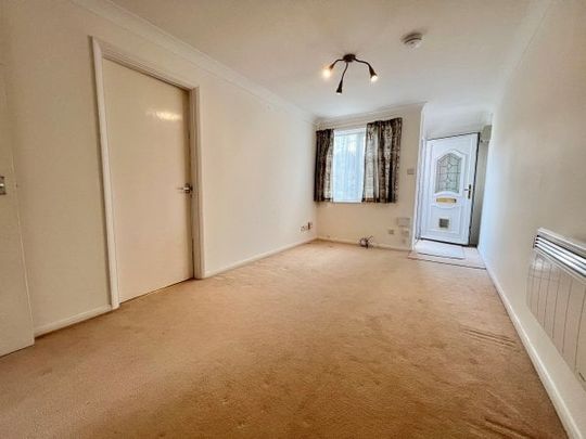 The Oaks, Merryoak, Southampton - Photo 1