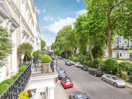 Bright split level period conversion overlooking Onslow Gardens, with wooden floors, high ceilings and private terrace, moments from the amenities of South Kensington. - Photo 1