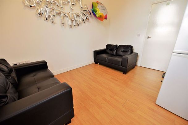 2 bedroom Flat in Raglan Road, Leeds - Photo 1