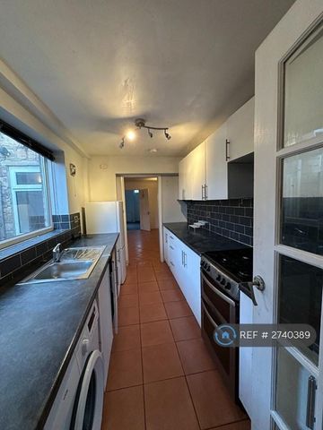 3 bedroom terraced house to rent - Photo 3