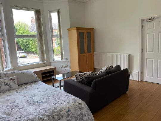 Room in a Shared House, Victoria Crescent, M30 - Photo 1