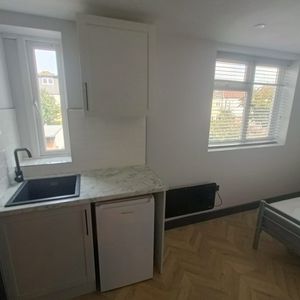 Room in a Shared House, Grayscroft Avenue, SW16 - Photo 2