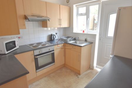 4 Bedroom Mid Terraced House - Photo 4