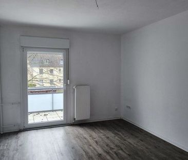 **Junges Paar im Glück mit dieser renovierten 2-Zimmer-Wohnung und ... - Foto 3