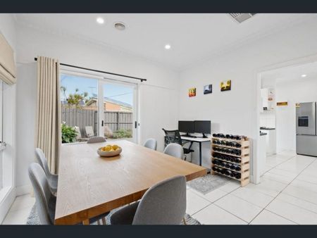 Light-Filled 2-Bedroom Unit in the Heart of Heathmont - Photo 4