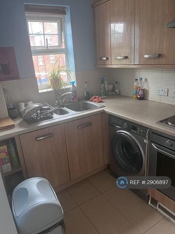 1 bedroom in a house share to rent - Photo 2