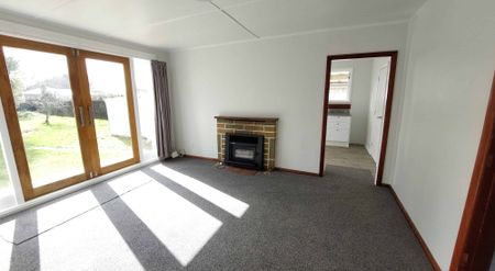 Freshly renovated 3 bedroom home - Photo 2