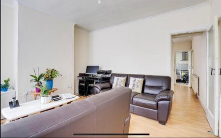 2 Bed Semi-Detached House, Holland Street, NG7 - Photo 2