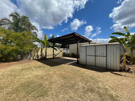 Low Set House with Pool - Photo 2