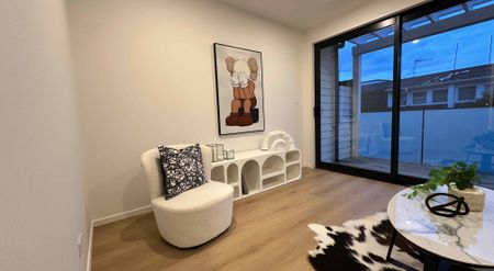 Central location and brand new luxury - Photo 3