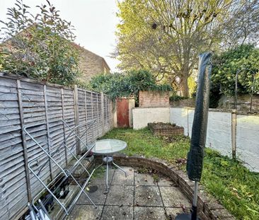 2 Bedroom House - Mid Terrace To Let - Photo 1