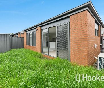 “Neat & Modern Townhouse!” - Photo 2