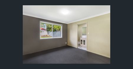 SPACIOUS HOME IN PRIME SOUTHPORT LOCATION 🌴 - Photo 3