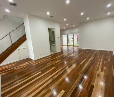 SPACIOUS MODERN TOWNHOUSE – OPPOSITE PARK - Photo 1