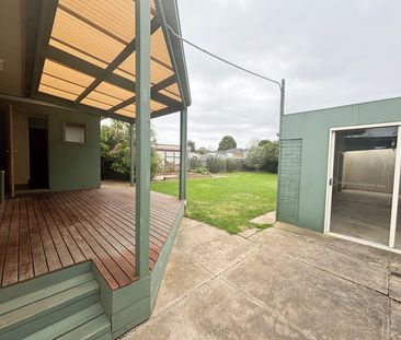 THREE BEDROOM HOME IN FANTASTIC LOCATION - Photo 4
