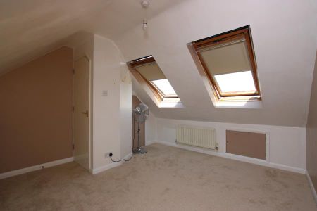 4 bedroom end of terrace house to rent - Photo 2