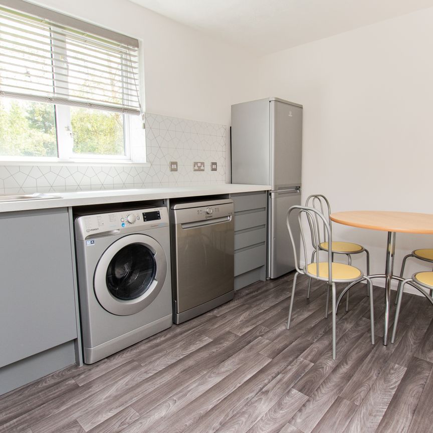 Lyon Close, Maidenbower, Crawley - Photo 1