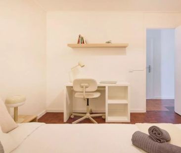 Room in a shared 10-bedroom apartment for rent in Lisbon - Foto 2