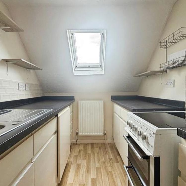 A well-presented one-bedroom flat located on Meadow Street, Avonmouth. The property offers a good-sized living room, separate kitchen, double bedroom and main bathroom. The property also benefits from on-street parking and is situated close to local amenities and transport links. - Photo 1