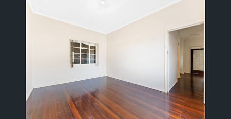 Large family home in great location: 2 Bedrooms plus Sunroom, Games Room & Huge Backyard! - Photo 2