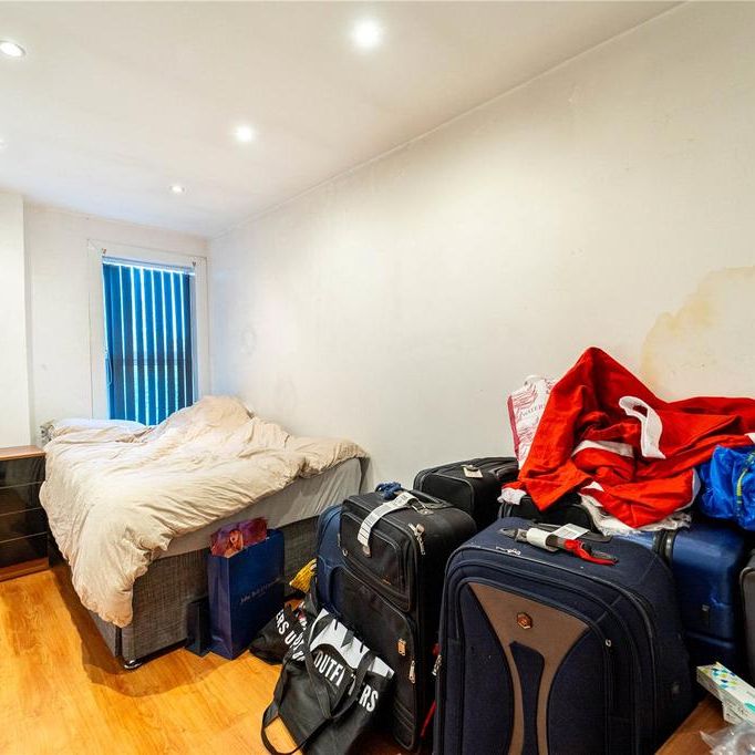 4 bedroom end of terrace house to rent - Photo 1