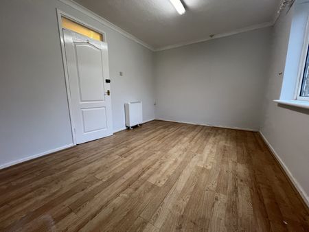 Two bedroom GROUND FLOOR flat - Photo 3