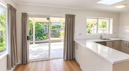 4 Bedroom Family Home with Garages, Decks and Fenced Yard - Photo 3