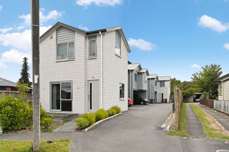 You will love the ease of living in this brand new studio apartment with a communal open-plan kitchen/ dining/ living area. - Photo 2