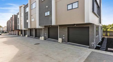 Brand new three bedroom townhouse - Photo 4