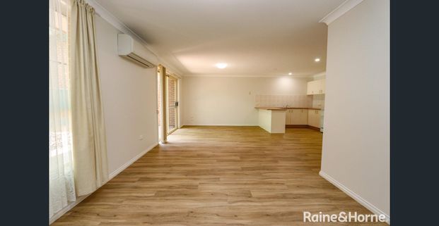THREE BEDROOM UNIT - Close to town Available 15.12.2025 - Photo 1