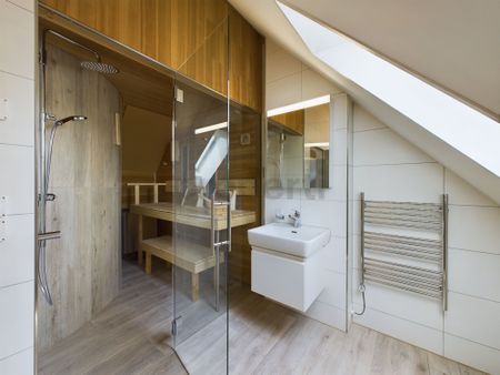 Generous 3.5-room attic apartment with fantastic lake and mountain views in Hausen am Albis - Photo 3