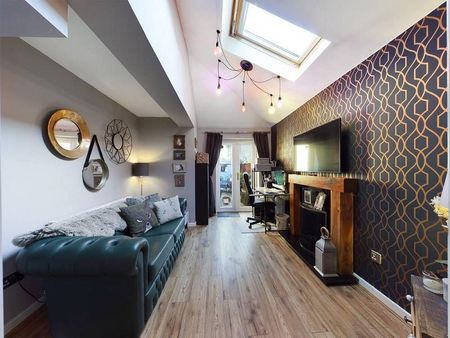 4 bedroom semi-detached house to rent - Photo 3