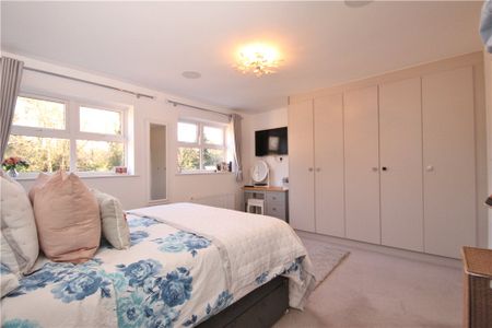 Queenswood Crescent, Englefield Green, Egham, Surrey, TW20 0AR - Photo 3