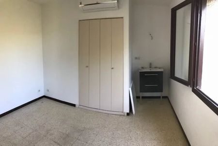 Location Appartement 4 pièces 128m² NIMES 30900 - Photo 3