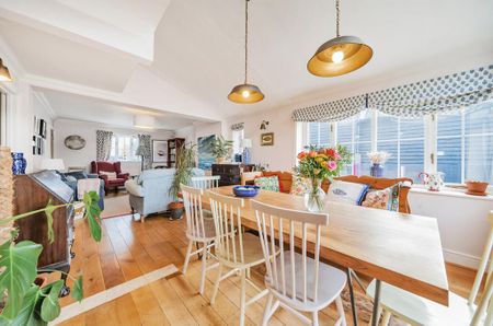 4 bedroom detached house to rent - Photo 2