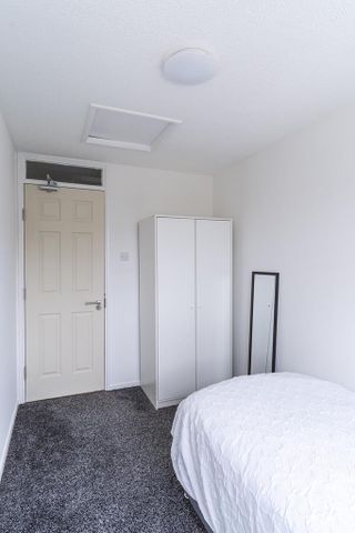 4 bedroom semi-detached house to rent - Photo 4