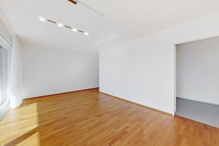 Behind the train station – right at the front! - Photo 4