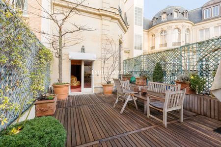 PARIS 8EME- APPARTEMENT MEUBLE AVENUE MONTAIGNE AVEC TERRASSE - Photo 2