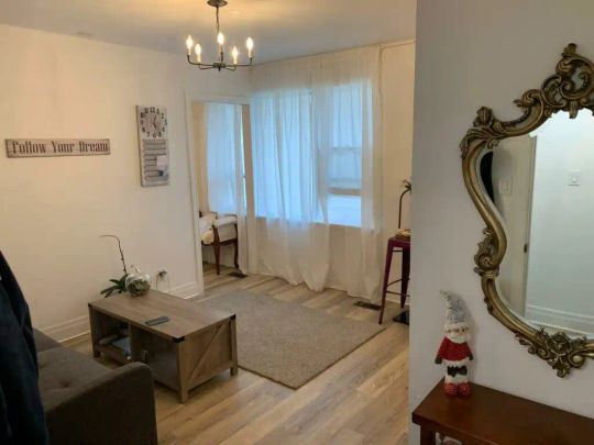 Toronto Furnished Apartment for Rent in North York - Chic Upper Level 1 Bed, 1 Bath with Sylish Decor and Spa-Like Bath - Photo 1