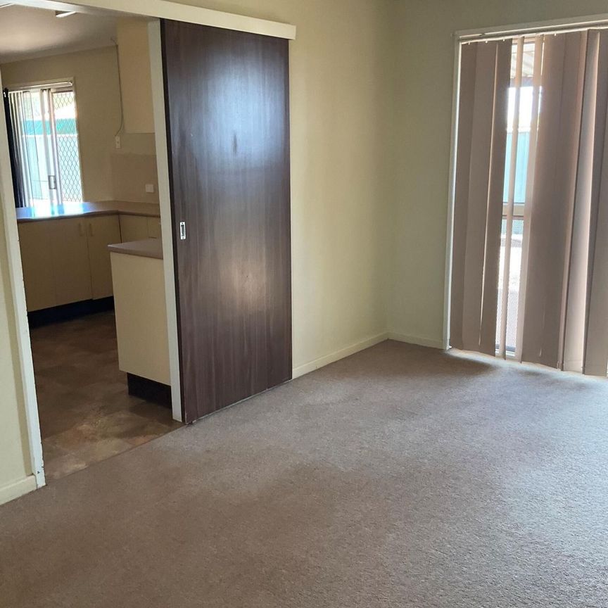 4 BEDROOMS, 1 BATHROOM - Photo 1