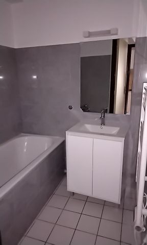 Studio entièrement rénové, en Résidence centre ville - Photo 4