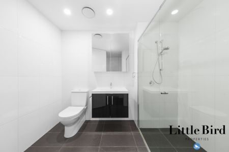 Spacious top-floor corner apartment with wrap around balcony - Photo 5