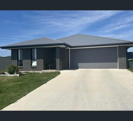 21 Evesham Circuit, Tamworth, NSW 2340 - Photo 2