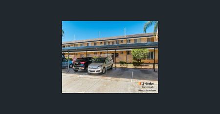 Excellent Location, two bedroom ground floor unit! - Photo 2