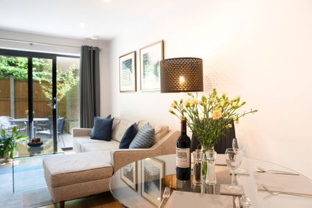 A fully furnished, one-bedroom apartment with a private balcony and allocated parking. Situated in central Cambridge and within walking distance to Cambridge train station. - Photo 2