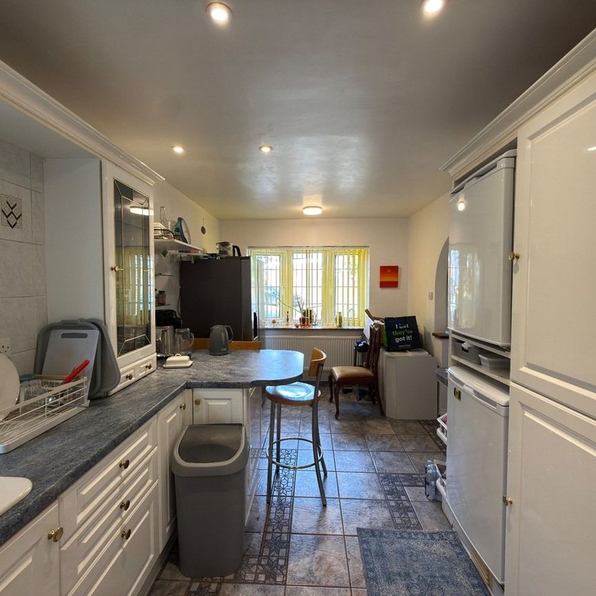 Room in a Shared House, St. Bernards Close, LU3 - Photo 1