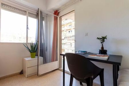 Plaza Honduras, Valencia, Valencian Community 46022 - Photo 5