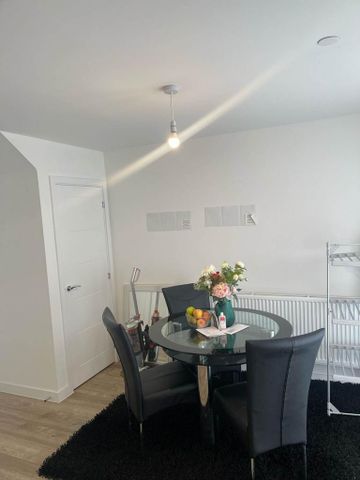 1 bedroom in a house share to rent - Photo 2