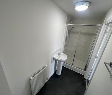 3 bed Town House - To Let - Photo 6